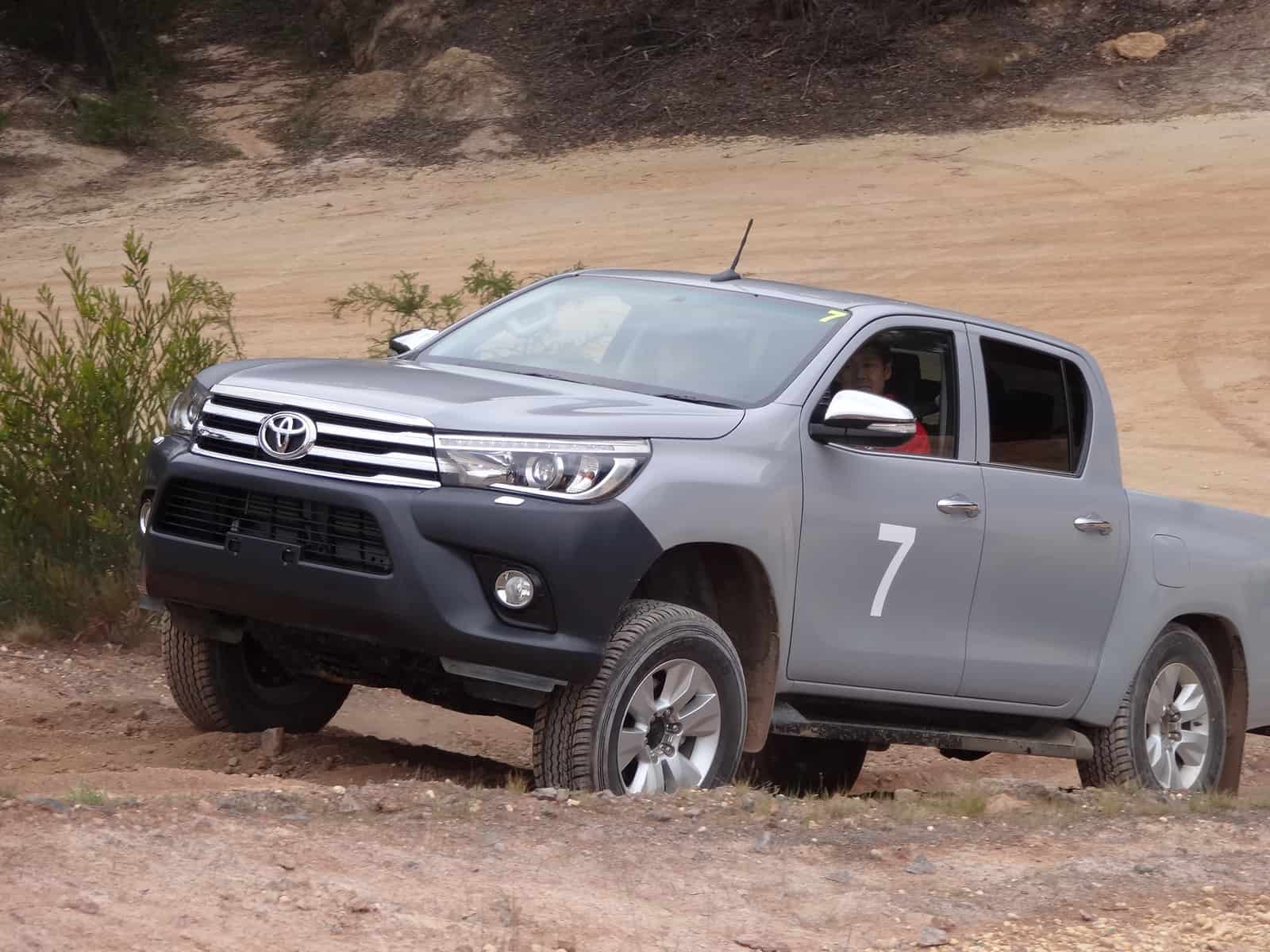 2016-Toyota-Hilux-13