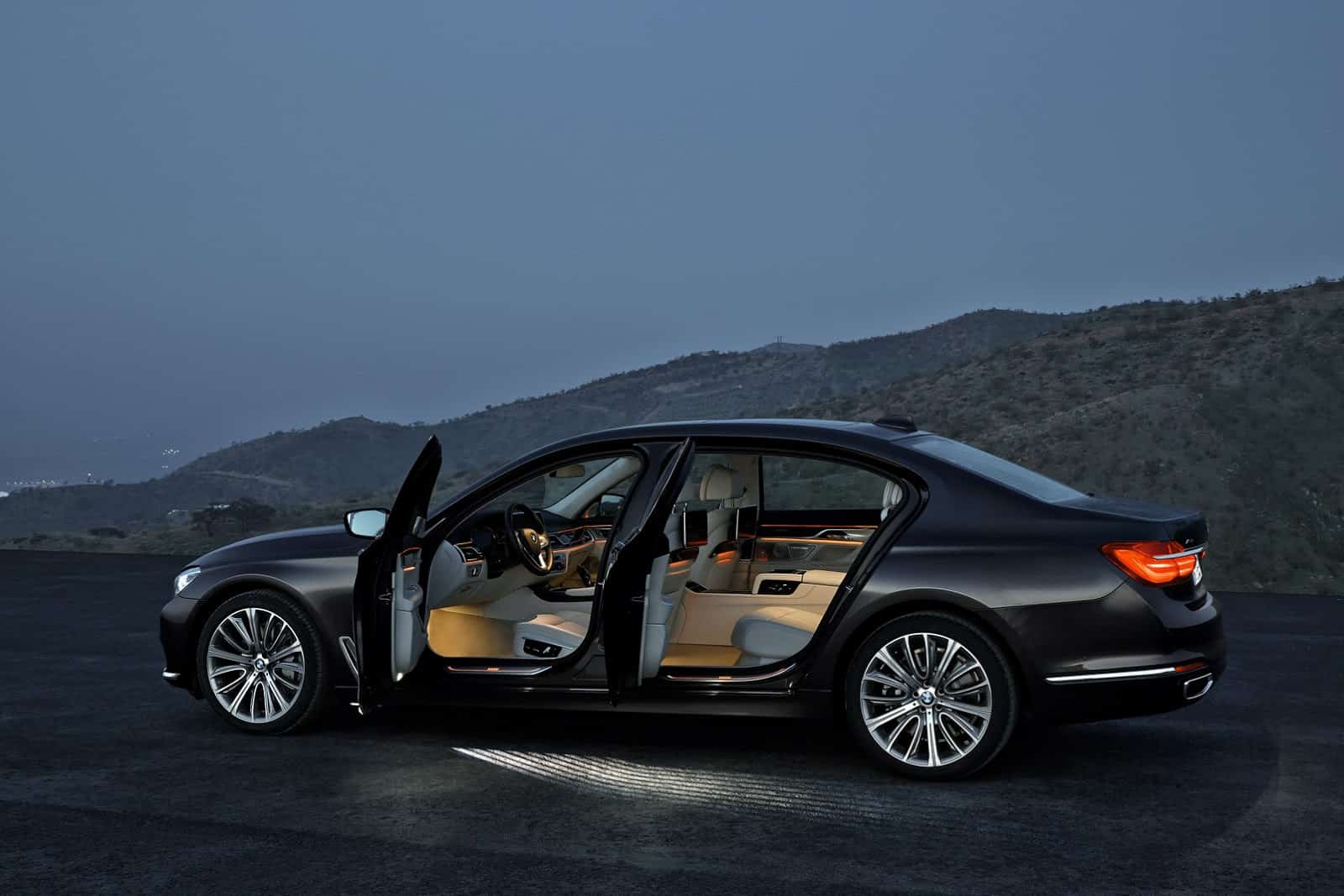 2016-BMW-7-Series-New14Carscoops